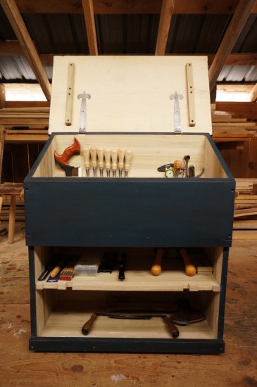 A Simple Dutch Tool Chest for Hand Tool Storage